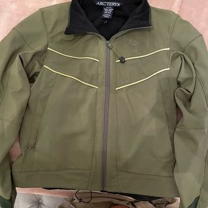 Arc’teryx Women’s Medium Green Zip-Up Jacket